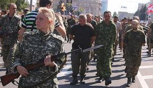 Волонтери просять допомогти впізнати терористів, які провели колону з 50 українських військовополонених у Донецьку в 2014-му. ФОТО
