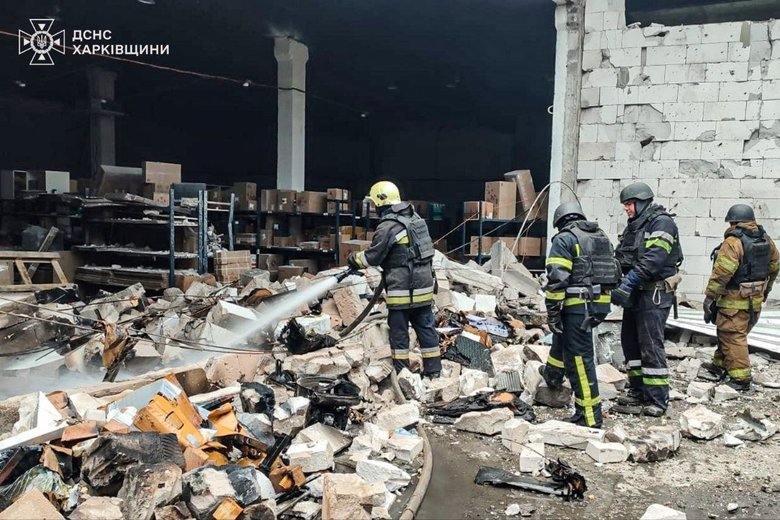Ізюм під ударом БпЛА: постраждав чоловік, згоріло поштове відділення