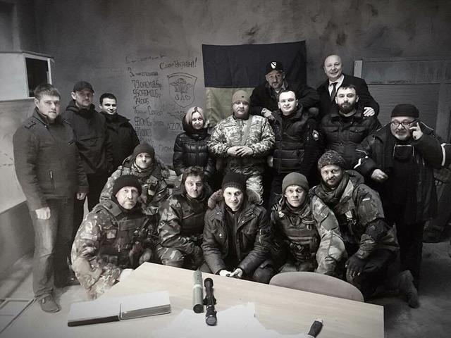 Актор фільму Кіборги Роман Семисал: Коли почалися зйомки, я вже півтора року як повернувся з фронту. Однак виник азарт знову взяти автомат у руки 02