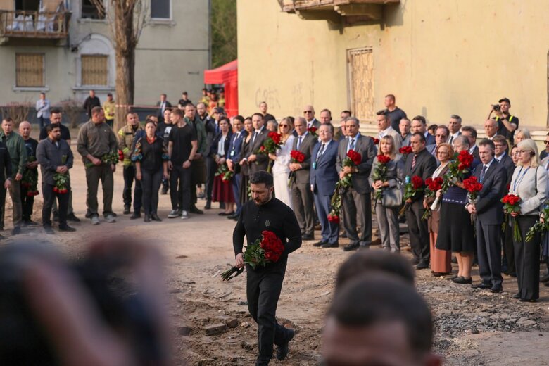 Russian strike on Kyiv on 24 April: Zelenskyy and diplomats honour the dead