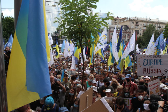 Після акції під ДБР багатотисячна хода попрямувала до Печерського суду на підтримку Порошенка і проти політичних репресій 33