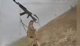 россиянин бросает автомат в дрон