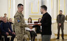 Зеленський вручив військовим і родичам загиблих Зірки Героїв