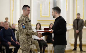 Зеленський вручив військовим і родичам загиблих Зірки Героїв