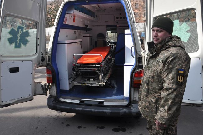 Волонтери з Литви передали військовому госпіталю в Маріуполі 15 медичних ліжок і реанімобіль 04