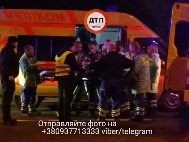 Ночью в Киеве произошло ДТП с участием кареты скорой помощи, перевозившей ребенка. Пострадали 4 человека 07