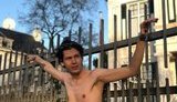 Политэмигрант из РФ "распял" себя на заборе российского посольства в Гааге. ФОТО