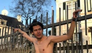 Политэмигрант из РФ "распял" себя на заборе российского посольства в Гааге. ФОТО