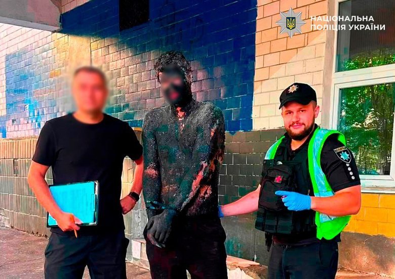 Чоловік заліз у діжку зі смолою та пограбував магазин у Києві