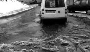 Киев начал уходить под воду: дороги заполняют талые воды, машины передвигаются с большим трудом. ВИДЕО