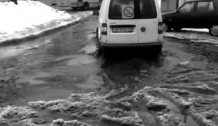 Киев начал уходить под воду: дороги заполняют талые воды, машины передвигаются с большим трудом. ВИДЕО