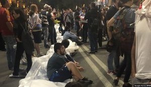 Протестующие в Грузии десятый день требуют отставки главы МВД
