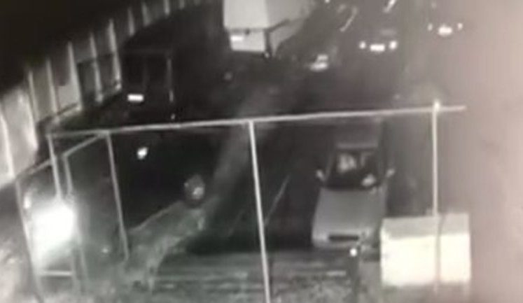 Неизвестные похищают элитный автомобиль с охраняемой стоянки закарпатской таможни в Виноградове. ВИДЕО камер наблюдения