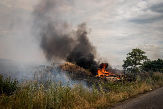 Shells detonate in occupied Donbas, fire reaches Ukrainian positions 06