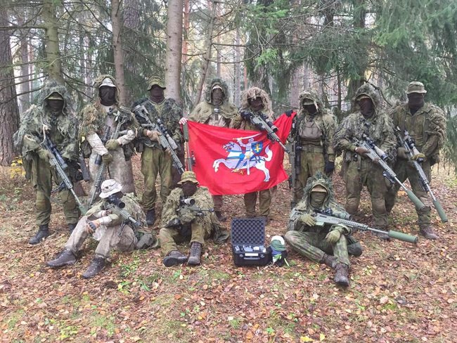 Школа снайперів Литви і волонтер Йонас Оман передали квадрокоптер українській армії 01