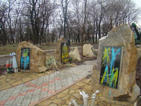 ЛНР - злидні й розруха, - невідомі розмалювали в жовто-сині кольори меморіал російським найманцям в окупованому Перевальську 04 ЛНР - злидні й розруха, - невідомі розмалювали в жовто-сині кольори меморіал російським найманцям в окупованому Перевальську 04