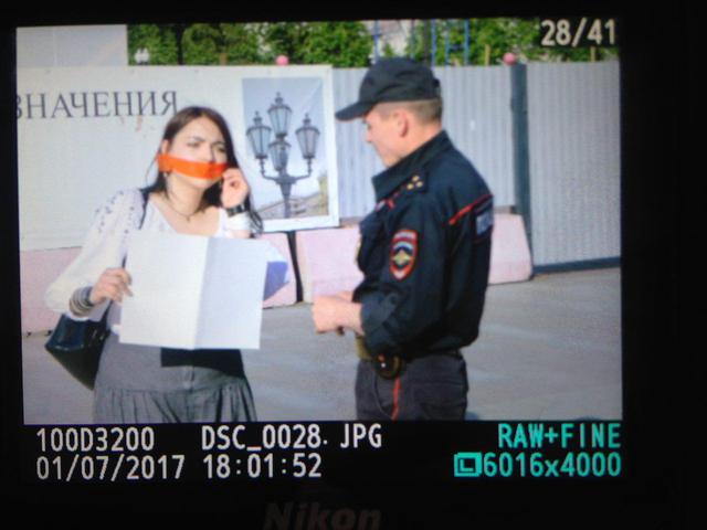 Дівчат, які проводили в Москві поодинокі пікети з чистими аркушами, затримала поліція 03