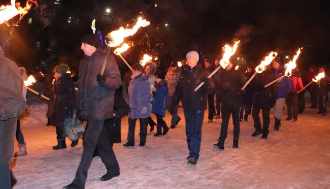 Смолоскипна хода памяті героїв Крут відбулася в Словянську 06