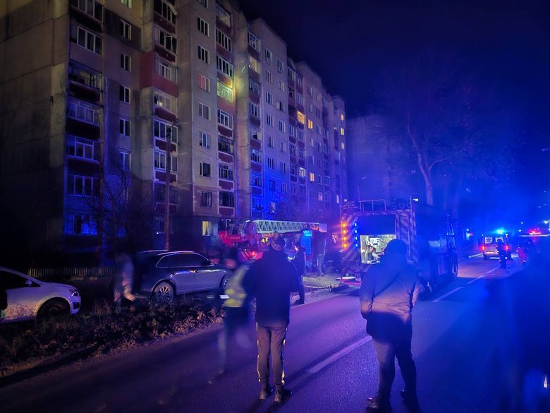 Російський безпілотник влучив у багатоповерхівку в Чернігові