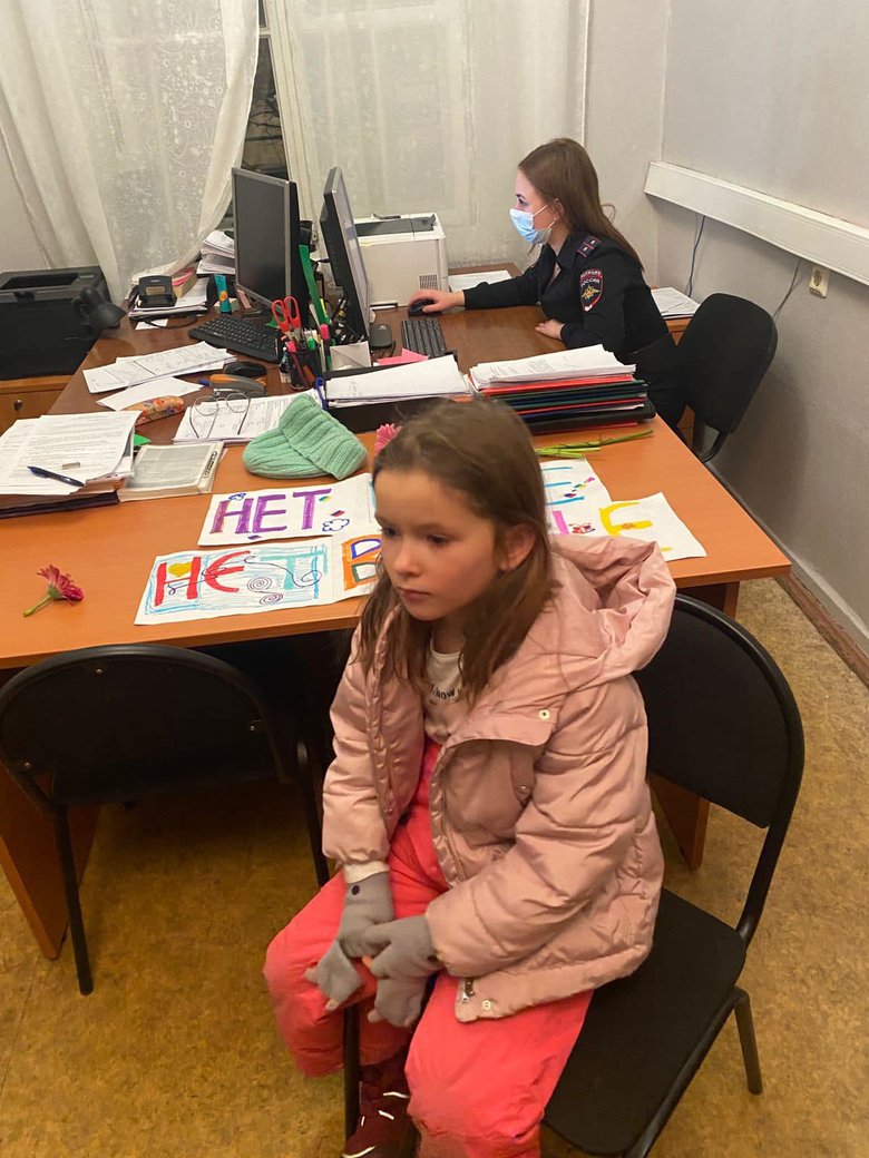 Поліція затримала дітей, які прийшли з плакатами Ні війні до посольства України в Москві 03