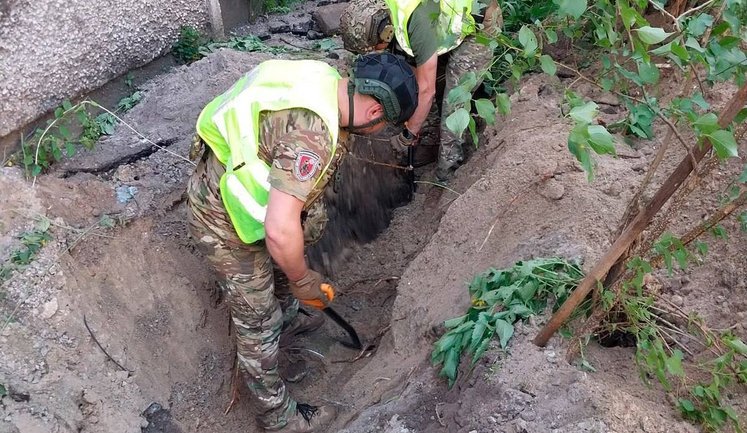 Нічна атака РФ на Київ: вилучено бойову частину ракети, що впала біля багатоповерхівки. ФОТОрепортаж