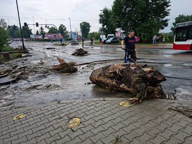 Негода в Польщі: річка вийшла з берегів і затопила трасу на Закопане 01