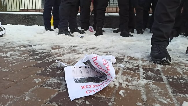 Акцию у посольства РФ в Киеве прекратили неизвестные: сорвали и сожгли плакаты, разбили таблички 02