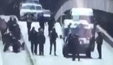 Момент затримання мінера моста Метро в Києві. ВIДЕО