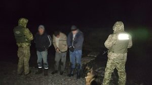 Контрабандисты на Харьковщине несли из РФ почти 700 кг красной икры в ведрах. ФОТОрепортаж