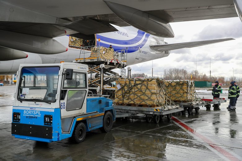Американский самолет доставил в Украину 80 тонн патронов, – Резников 03