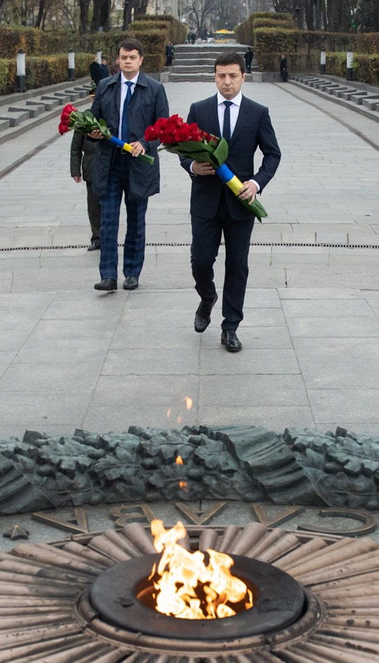 Zelenskyi lays flowers at Tomb of Unknown Soldier 01