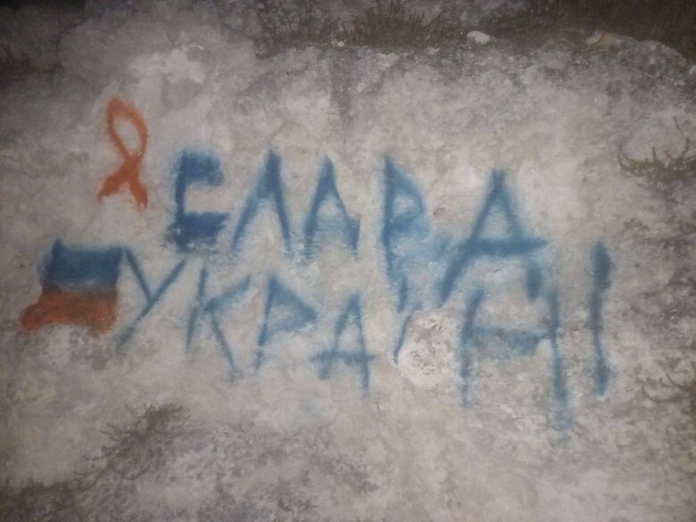 Активісти Жовтої Стрічки продовжують малювати патріотичні графіті в окупованому Криму: Чекаємо на ЗСУ 09