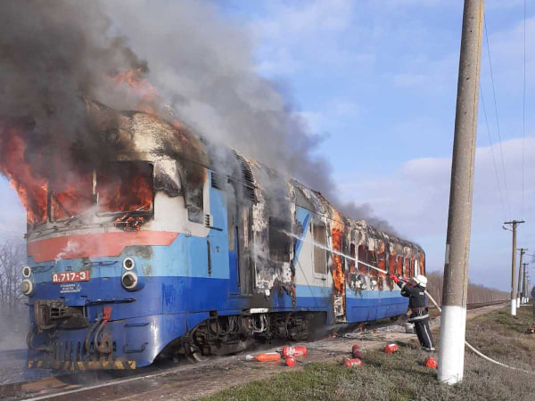 Дизельний потяг із пасажирами загорівся під Миколаєвом 01