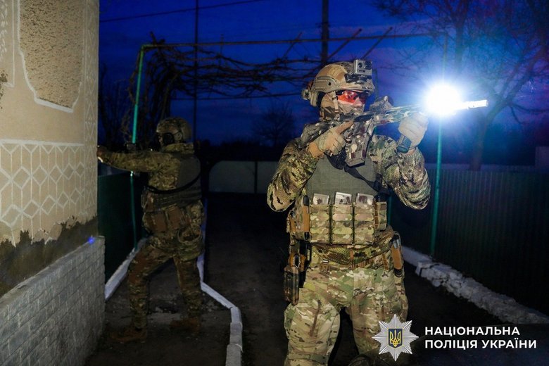 Мужчина стрелял из автомата по военным и полиции в Ровенской области