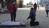 "Третьи сутки не могу мать сдать", - мешканець російської Кубані привіз тіло до райадміністрації і на колінах звертався до Путіна. ВIДЕО