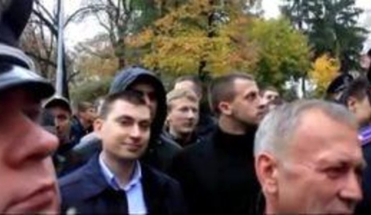 "Свободовец" Михальчишин не пускает львовян на марш УПА: "Зрадник! Стукач! Геть сволоту з України!" ВИДЕО