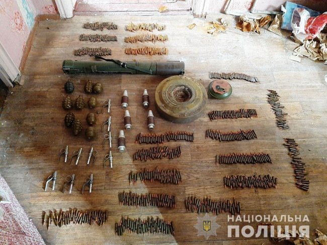 Полицейские обнаружили в доме боевика арсенал оружия 01