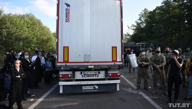 На границе с Беларусью из-за паломников проезда ожидают более 200 грузовиков