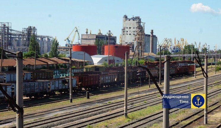 Оккупанты срочно готовят порт для приема военных грузов в Мариуполе, - Андрющенко. ВИДЕО+ФОТО