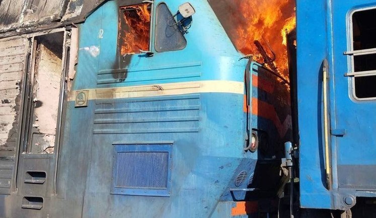 РФ вновь атаковала пассажирский поезд в Запорожье: ранена проводница. ФОТО