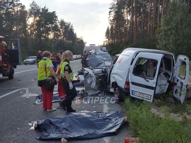 Fatal car crash near Irpin: four people killed, three more in serious condition 02