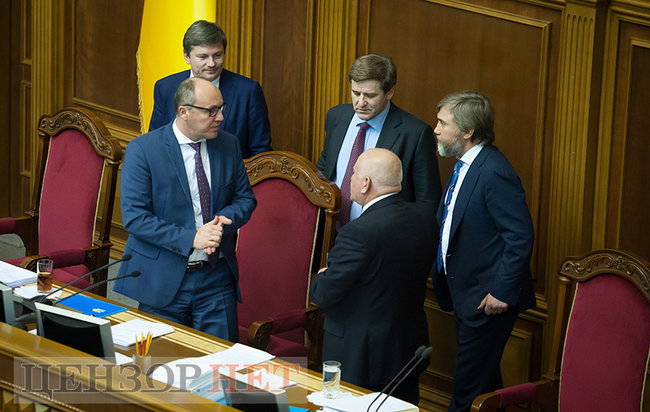 Депутати-соньки, Кіссе, який голосує за трьох, радісний Гройсман і обійми Лозового з Ляшком: як Рада вночі приймала Держбюджет-2019 37