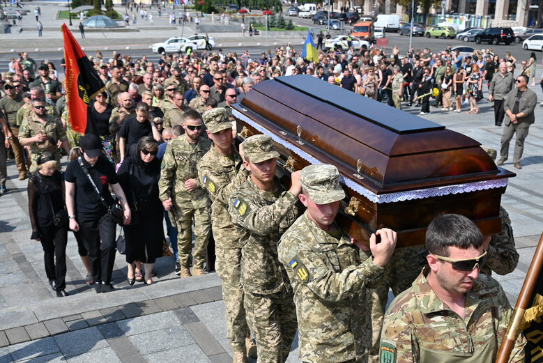Із полковником, депутатом Київради від ЄС Сергієм Ільницьким (Сокіл), який загинув у бою проти рашистів у лавах піхоти 28 ОМБр, попрощалися в Києві 51