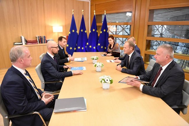 Европа едина в поддержке Украины: Яценюк встретился с Туском 01
