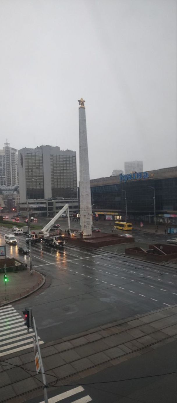 У Києві розпочали демонтаж радянської зірки з обеліска на Галицькій площі 01