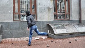 "Смерть России!": Националисты забросали камнями здание "Россотрудничества" и двух банков в Киеве. ФОТОрепортаж+ВИДЕО