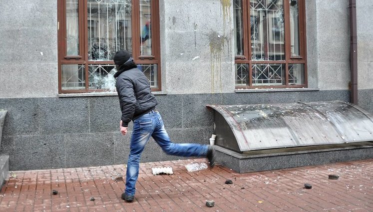 "Смерть России!": Националисты забросали камнями здание "Россотрудничества" и двух банков в Киеве. ФОТОрепортаж+ВИДЕО