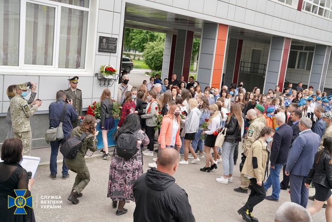 Меморіальну дошку загиблому в зоні ООС співробітнику СБУ Дмитру Каплунову відкрили в Харкові 05