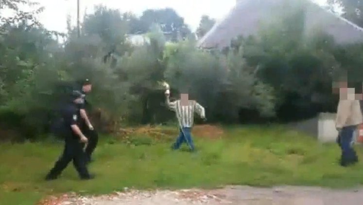 "Пацани, це вже дія, маєте тепер робити": патрульні в Ужгороді затримали чоловіка, який кинув у них "коктейль Молотова". ВІДЕО