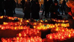 20 февраля в День Героев Небесной Сотни люди несли цветы и свечи на Майдан. Вечером зажглись "Лучи Достоинства". ФОТОрепортаж